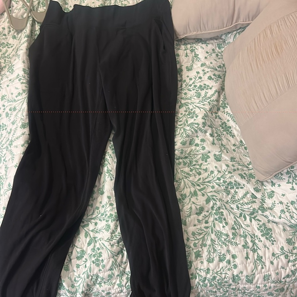 Black lulu joggers